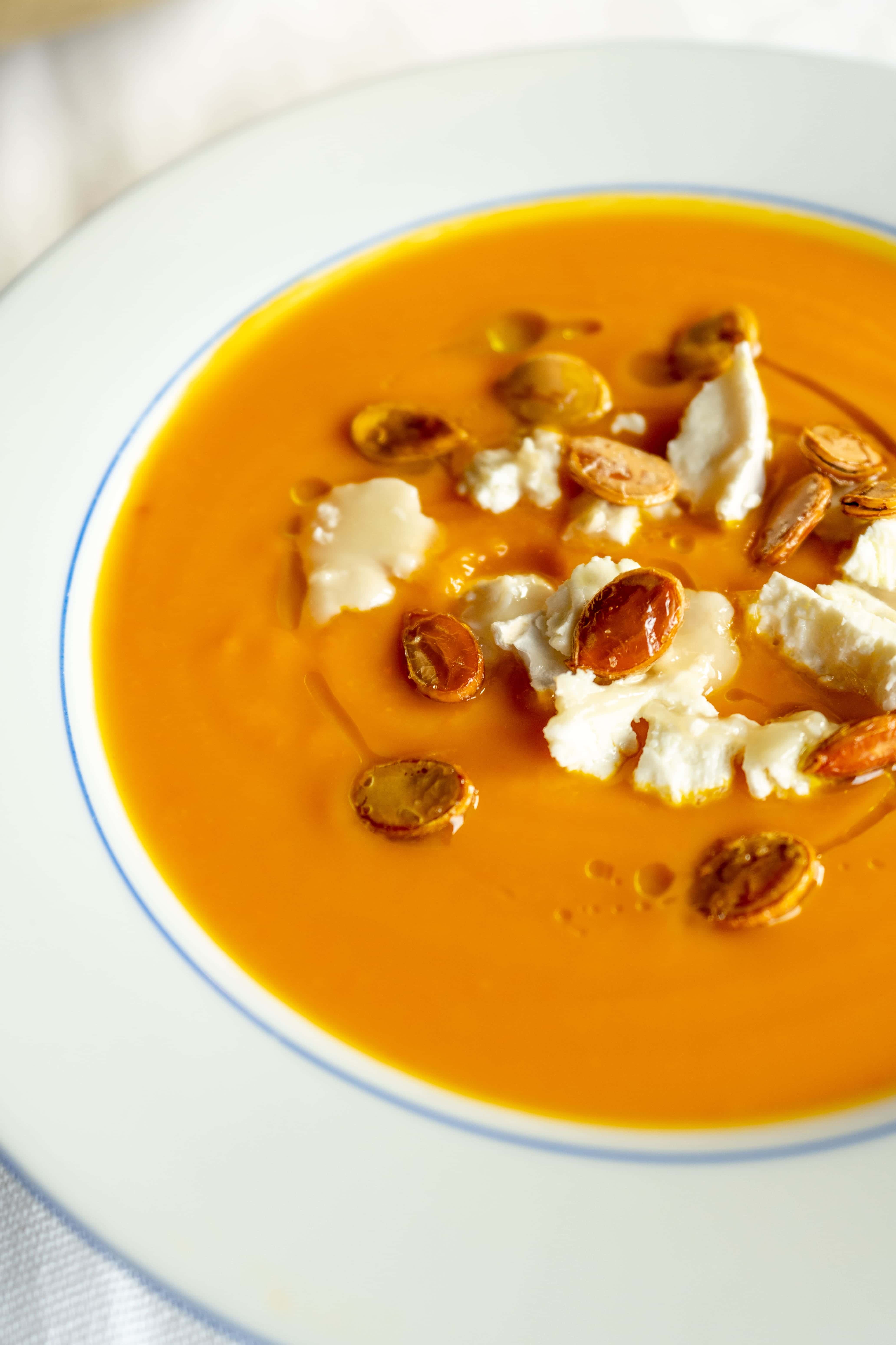 Pompoensoep met geitenkaas en pompoenpitten